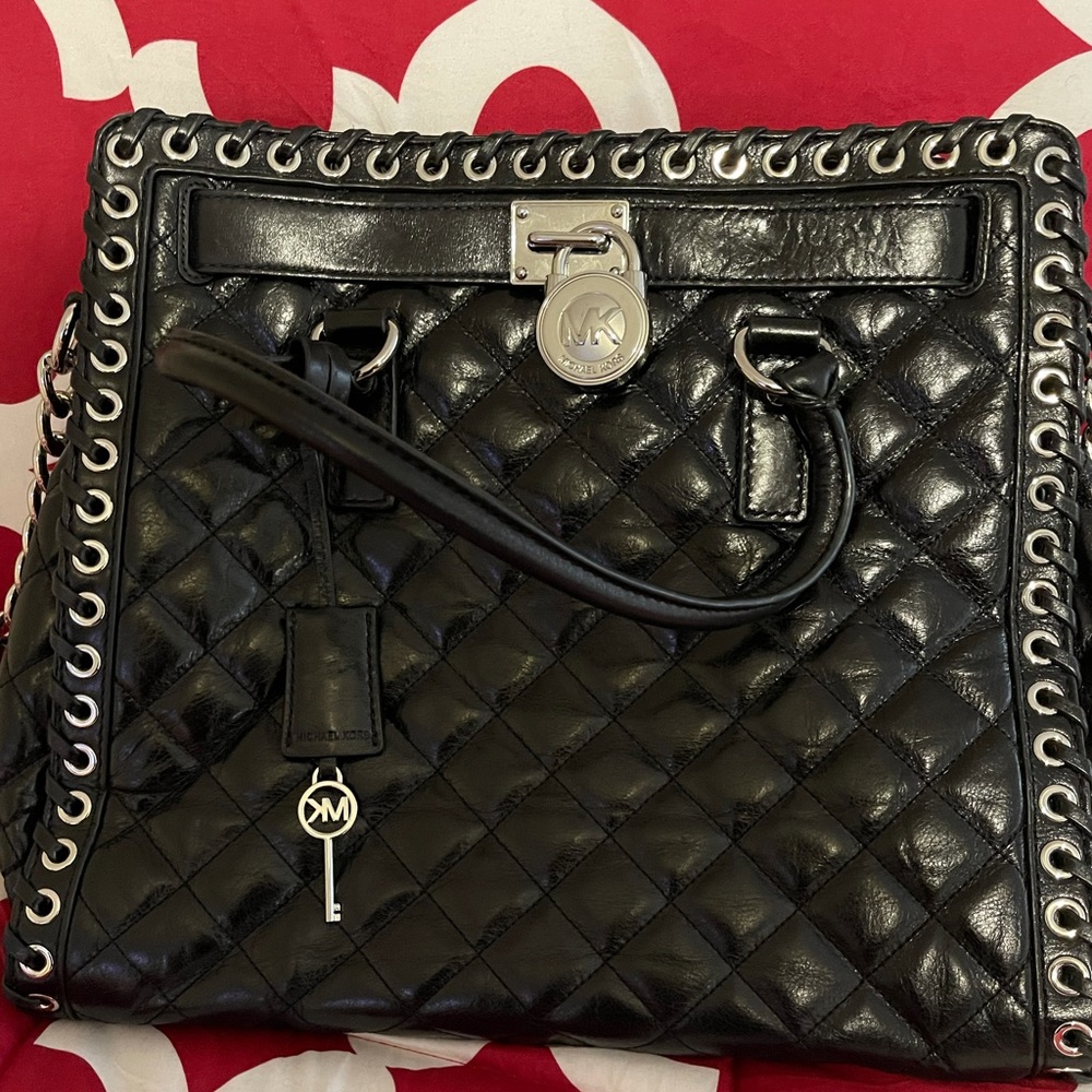 🔥Michael Kors Quilted Leather Bag w/Silver Chain.